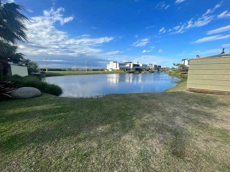 Terreno beira lago à venda no condomínio Sense em Xangri-Lá!: 2ª foto da galeria de imagens do imóvel