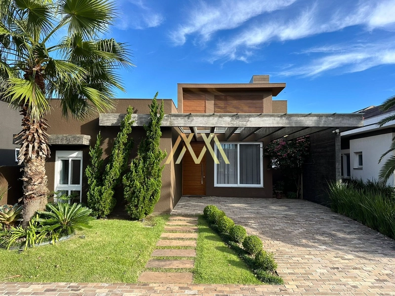 Casa beira lago à venda em condomínio em Capão da Canoa!