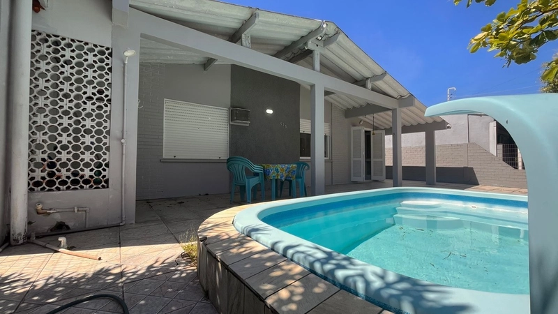 CASA COM PISCINA A VENDA EM ATLÂNTIDA SUL!