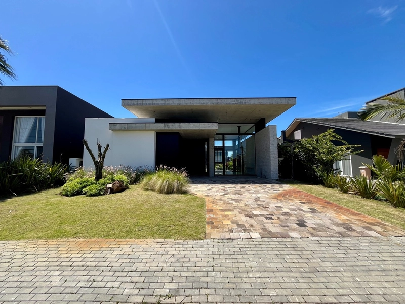 Casa nova à venda de alto padrão com piscina: 2ª foto da galeria de imagens do imóvel