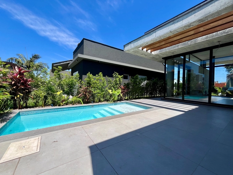 Casa nova à venda de alto padrão com piscina: 4ª foto da galeria de imagens do imóvel