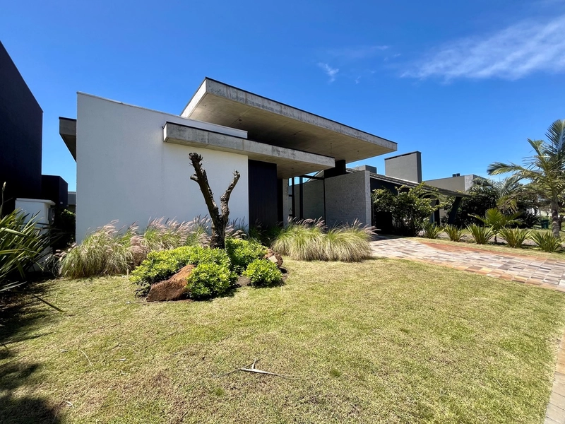 Casa nova à venda de alto padrão com piscina: 3ª foto da galeria de imagens do imóvel