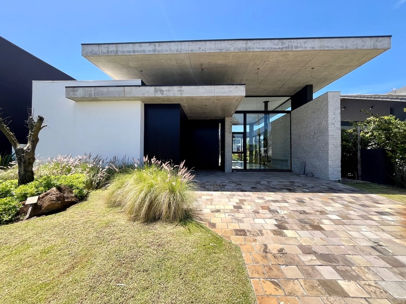 Casa nova à venda de alto padrão com piscina