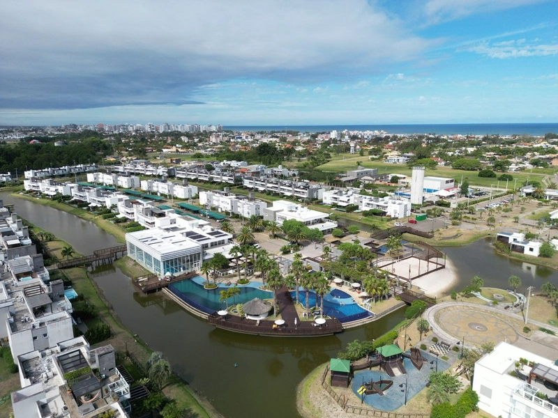Beira lago: 28ª foto da galeria de imagens do imóvel