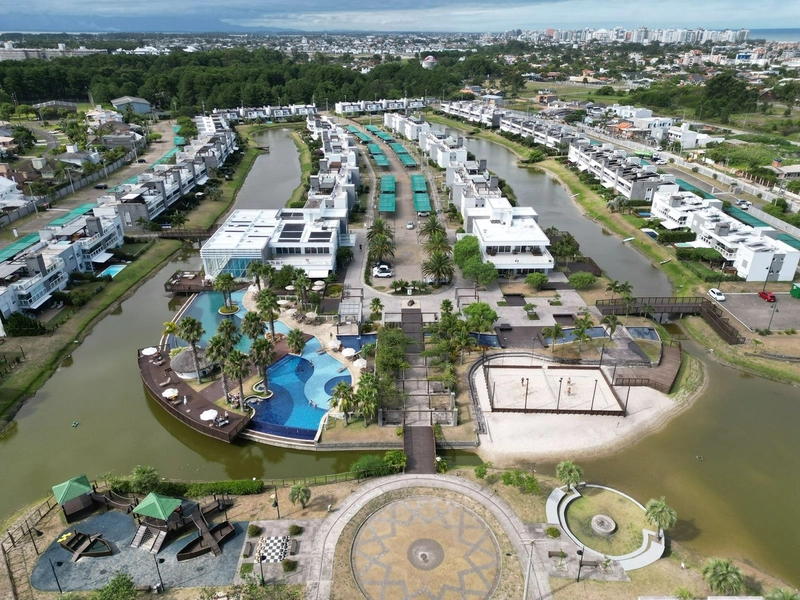 Beira lago: 24ª foto da galeria de imagens do imóvel