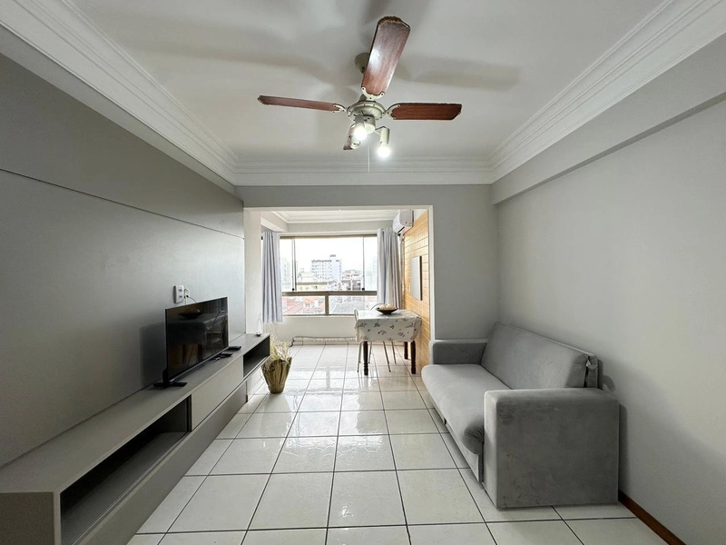 AMPLO APARTAMENTO DE 01 DORMITÓRIO A UMA QUADRA DO MAR