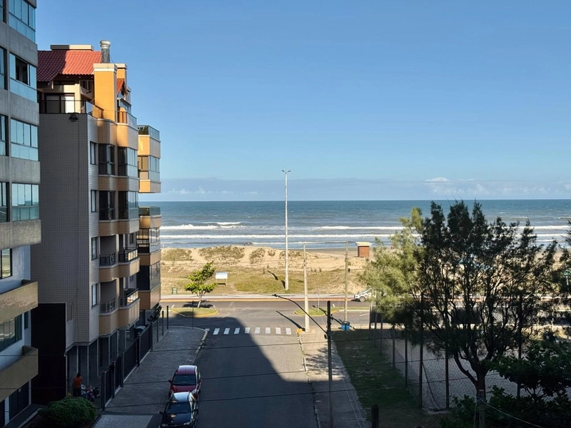 EM FRENTE A PRAÇA LUIS BASSANI COM UMA BELA VISTA ETERNA PARA O MAR!!