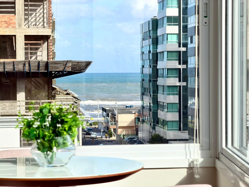 APARTAMENTO À VENDA FRENTE A PRAÇA E VISTA PRO MAR