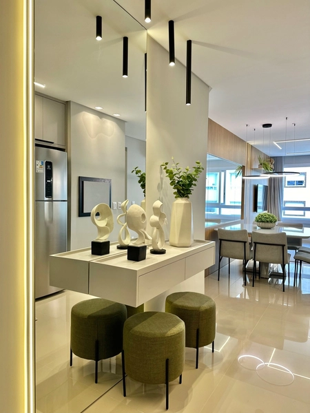 DECORADO JUNTO A PRAÇA COM PISCINA: 2ª foto da galeria de imagens do imóvel