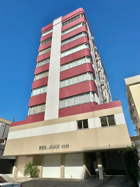 SACADA DE FRENTE COM CHURRASQUEIRA AO LADO DA PRAÇA: 21ª foto da galeria de imagens do imóvel