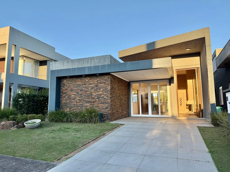 CASA EM CONDOMINIO FECHADO