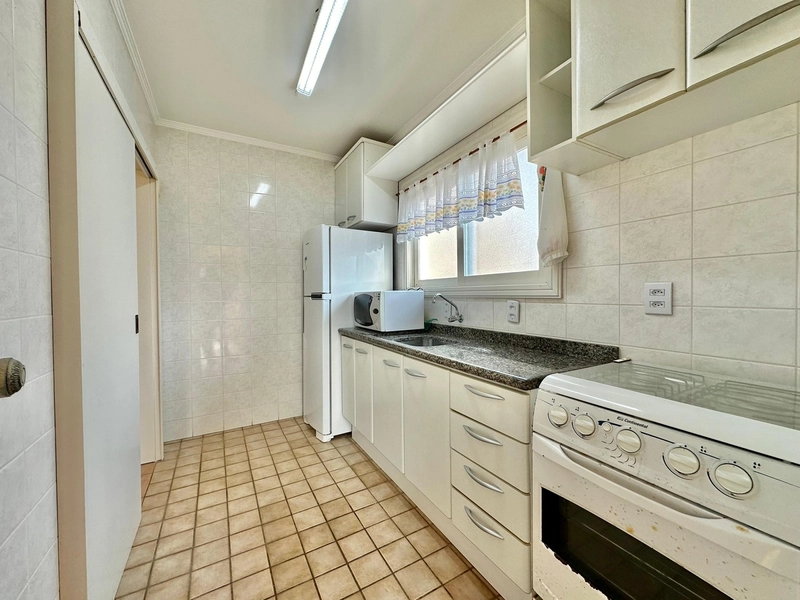 APARTAMENTO COM SACADA LIBERADA A POUCOS METROS DO MAR: 10ª foto da galeria de imagens do imóvel