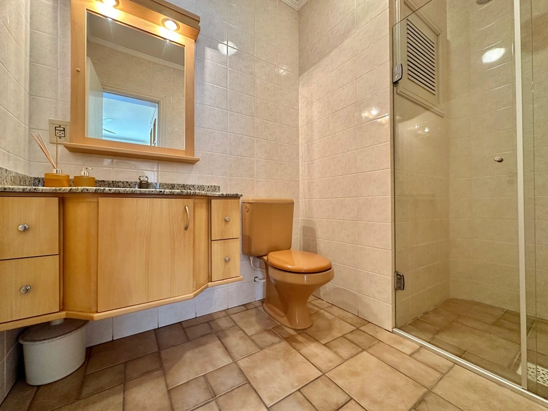 APARTAMENTO COM SACADA LIBERADA A POUCOS METROS DO MAR: 14ª foto da galeria de imagens do imóvel