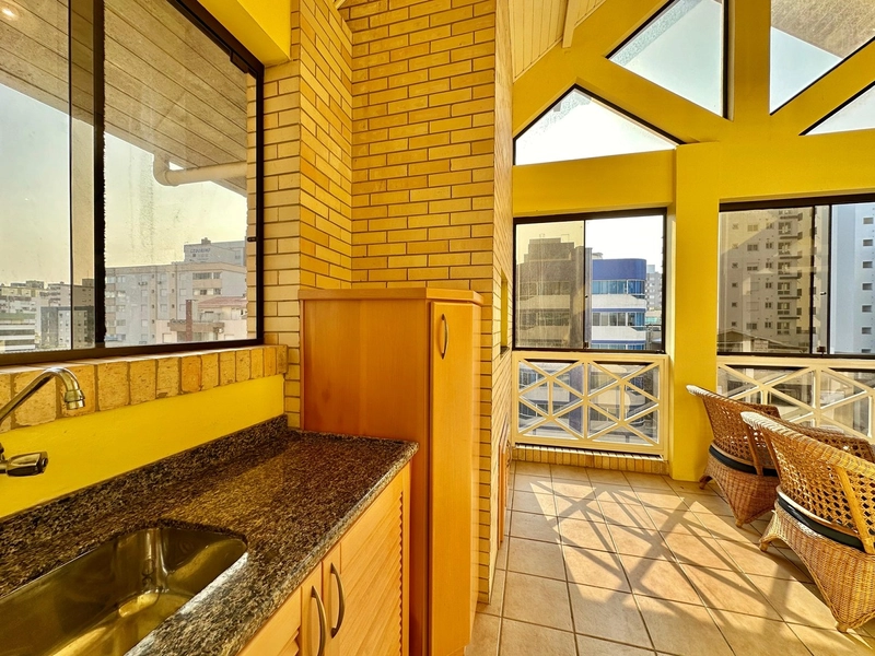 APARTAMENTO COM SACADA LIBERADA A POUCOS METROS DO MAR: 6ª foto da galeria de imagens do imóvel