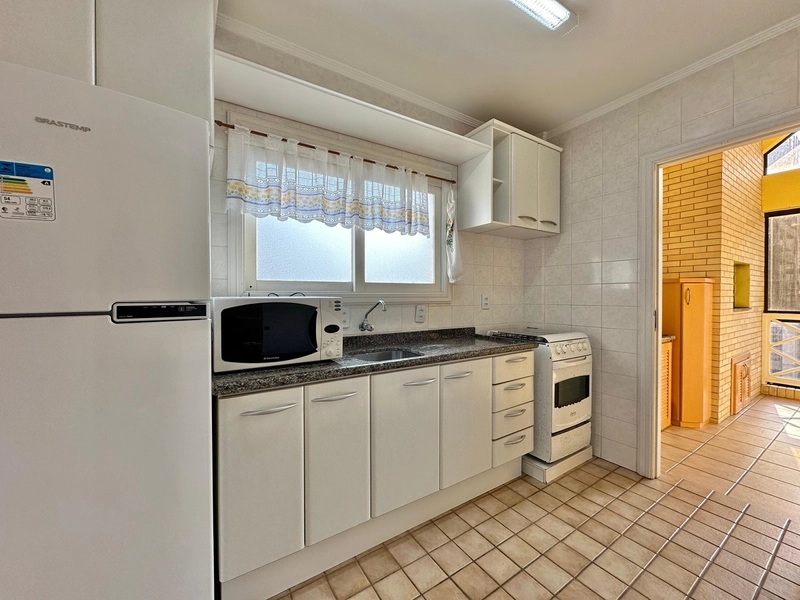 APARTAMENTO COM SACADA LIBERADA A POUCOS METROS DO MAR: 9ª foto da galeria de imagens do imóvel
