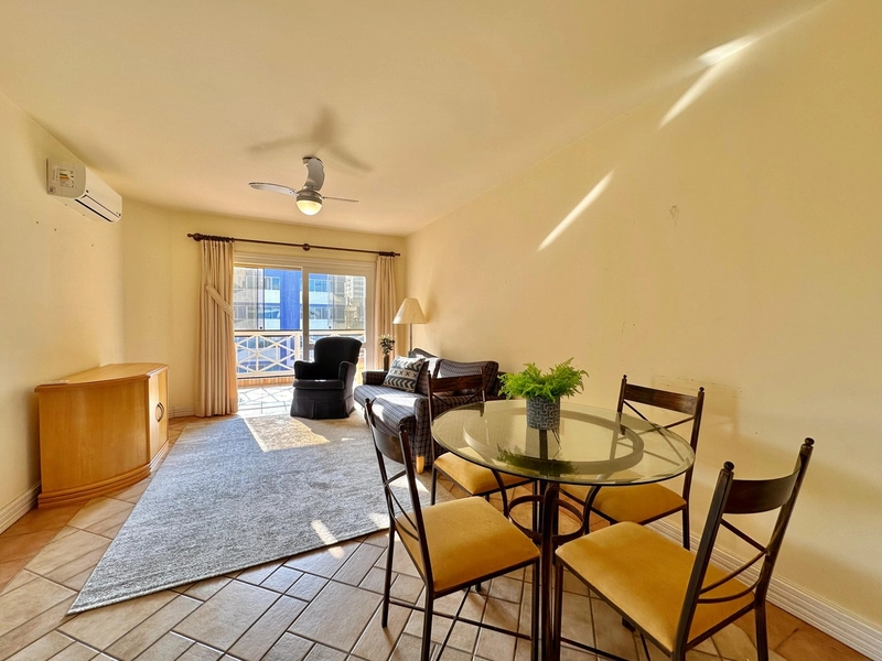 APARTAMENTO COM SACADA LIBERADA A POUCOS METROS DO MAR: 3ª foto da galeria de imagens do imóvel