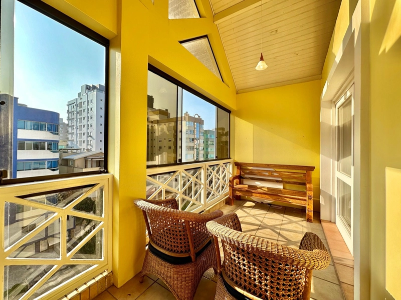 APARTAMENTO COM SACADA LIBERADA A POUCOS METROS DO MAR: 4ª foto da galeria de imagens do imóvel