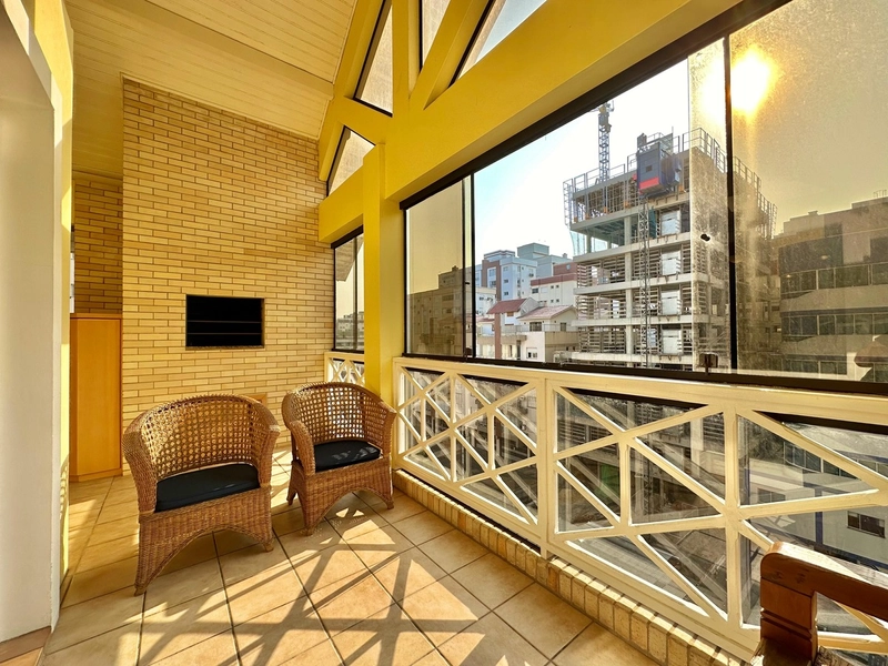 APARTAMENTO COM SACADA LIBERADA A POUCOS METROS DO MAR: 5ª foto da galeria de imagens do imóvel