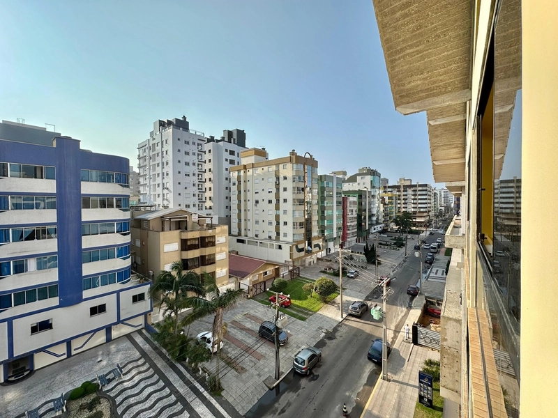 APARTAMENTO COM SACADA LIBERADA A POUCOS METROS DO MAR: 8ª foto da galeria de imagens do imóvel
