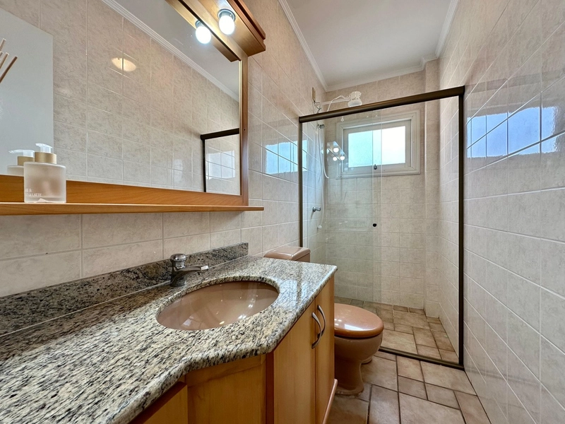 APARTAMENTO COM SACADA LIBERADA A POUCOS METROS DO MAR: 11ª foto da galeria de imagens do imóvel