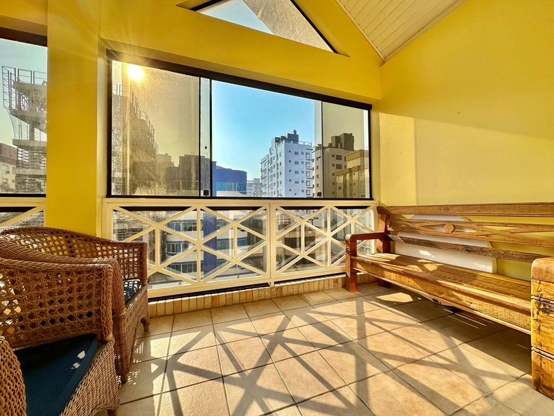APARTAMENTO COM SACADA LIBERADA A POUCOS METROS DO MAR: 1ª foto da galeria de imagens do imóvel