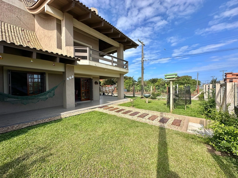 CASA DE ESQUINA EM XANGRILÁ NOIVA DO MAR: 3ª foto da galeria de imagens do imóvel