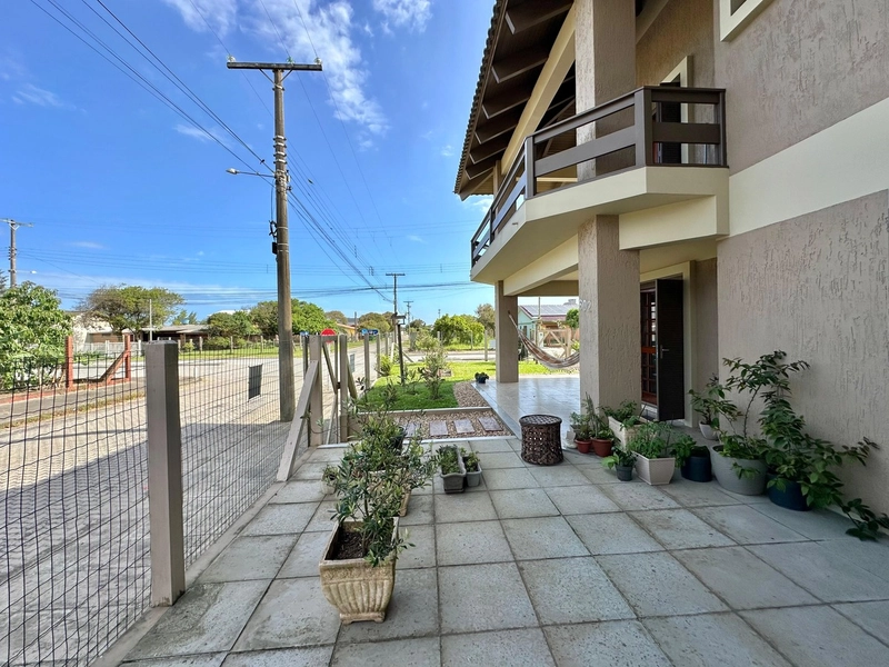 CASA DE ESQUINA EM XANGRILÁ NOIVA DO MAR: 4ª foto da galeria de imagens do imóvel