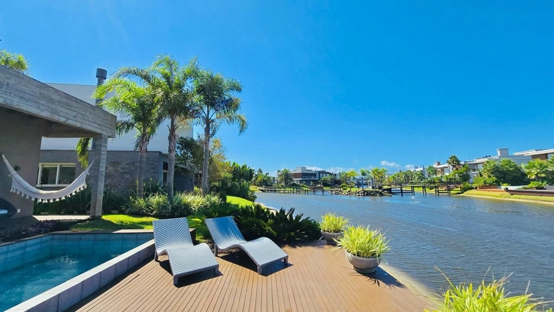 MELHOR CASA BEIRA LAGO DO CONDOMÍNIO MALIBU!!!: 1ª foto da galeria de imagens do imóvel