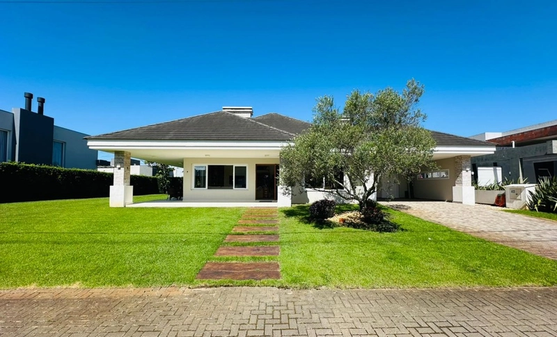 CASA EM CONDOMÍNIO FECHADO DE R$ 2.300.000,00 POR R$ 1.970.000,00