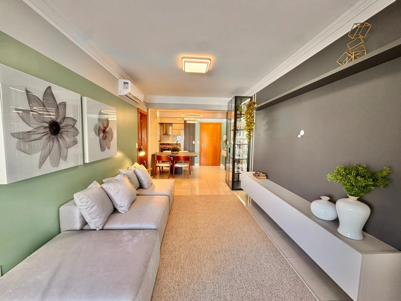 APARTAMENTO À VENDA COM AMPLA SACADA LESTE