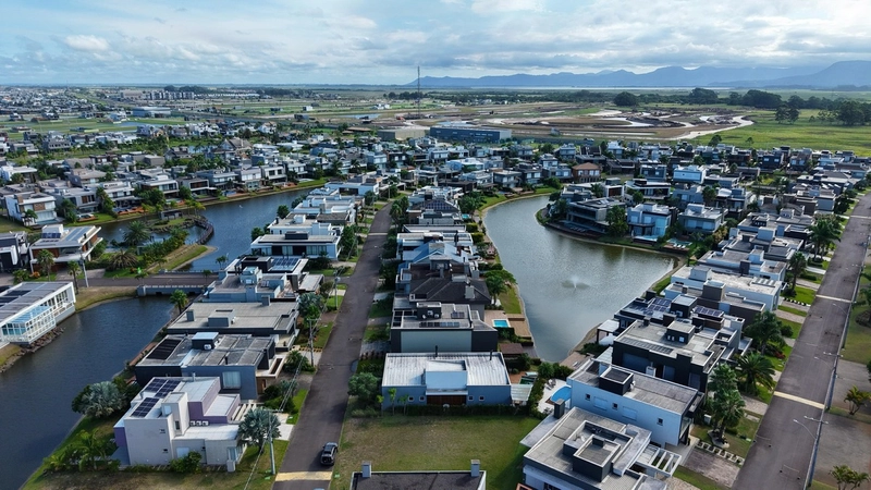 LOTE À VENDA PRÓXIMO AO LAGO E CLUBE: 7ª foto da galeria de imagens do imóvel