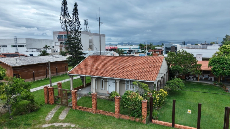 CASA DE ESQUINA COM ÁREA VERDE: 1ª foto da galeria de imagens do imóvel