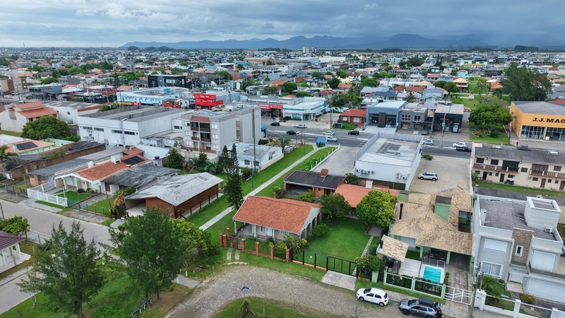 CASA DE ESQUINA COM ÁREA VERDE: 3ª foto da galeria de imagens do imóvel
