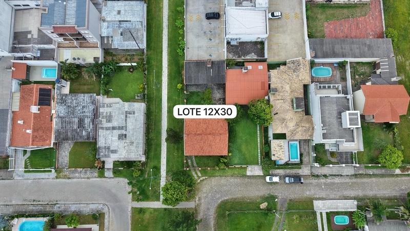 CASA DE ESQUINA COM ÁREA VERDE: 2ª foto da galeria de imagens do imóvel