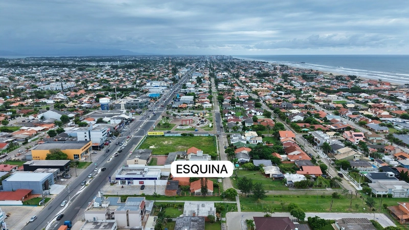 CASA DE ESQUINA COM ÁREA VERDE: 6ª foto da galeria de imagens do imóvel