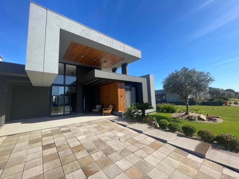 Casa térrea de alto padrão no Condomínio Dubai – Capão da Canoa/RS: 1ª foto da galeria de imagens do imóvel