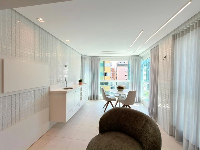 APARTAMENTO NO CENTRO DA CIDADE JUNTO A 2 PRAÇAS E BEM PRÓXIMO AO MAR: 2ª foto da galeria de imagens do imóvel