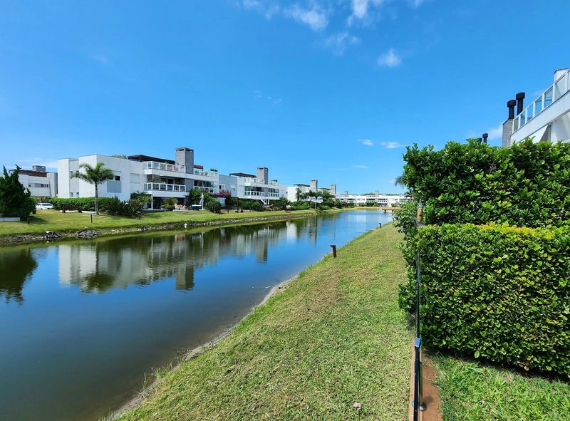 Beira-lago composta de dois dormitórios e infraestrutura completa: 8ª foto da galeria de imagens do imóvel