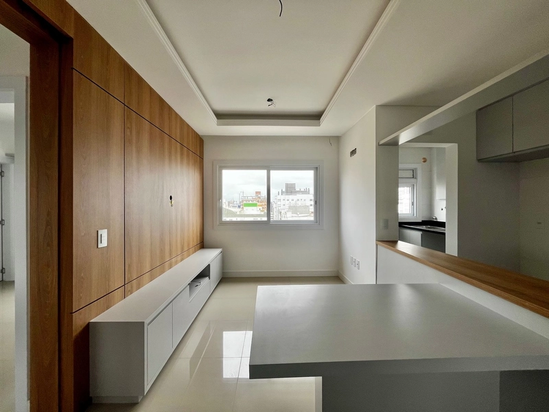 Apartamento liberado junto a Praça e Avenida: 2ª foto da galeria de imagens do imóvel