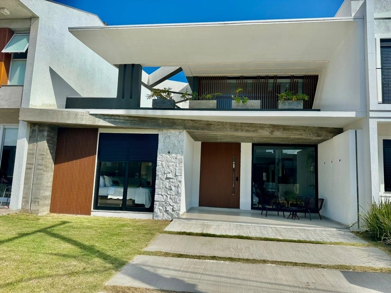 CASA EM CONDOMINIO DE LUXO FECHADO!!!