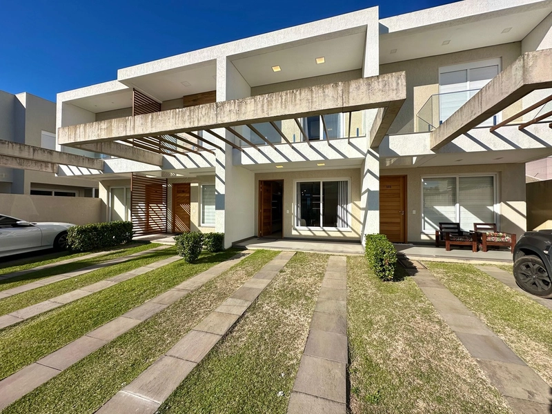 CASA EM CONDOMINIO FECHADO COM INFRA DE RESORT