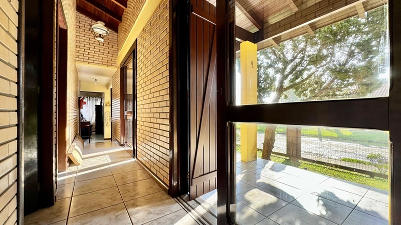 Casa de esquina com 04 dormitórios, pátio amplo e piscina: 16ª foto da galeria de imagens do imóvel