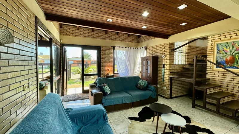 Casa de esquina com 04 dormitórios, pátio amplo e piscina: 10ª foto da galeria de imagens do imóvel
