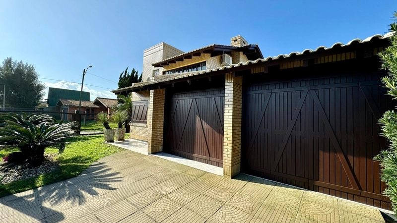 Casa de esquina com 04 dormitórios, pátio amplo e piscina: 3ª foto da galeria de imagens do imóvel