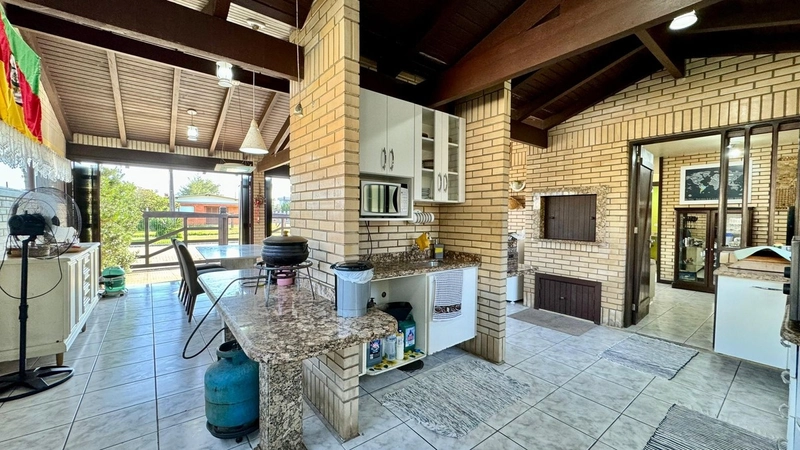 Casa de esquina com 04 dormitórios, pátio amplo e piscina: 20ª foto da galeria de imagens do imóvel