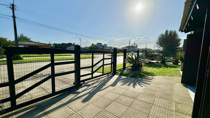 Casa de esquina com 04 dormitórios, pátio amplo e piscina: 5ª foto da galeria de imagens do imóvel