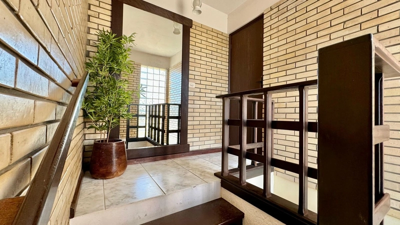Casa de esquina com 04 dormitórios, pátio amplo e piscina: 12ª foto da galeria de imagens do imóvel