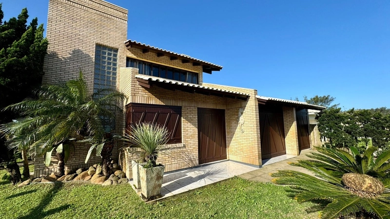 Casa de esquina com 04 dormitórios, pátio amplo e piscina: 2ª foto da galeria de imagens do imóvel