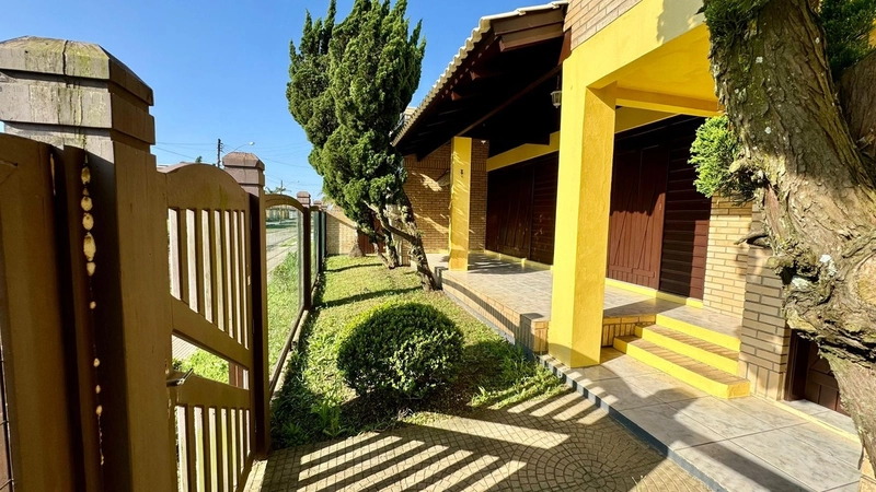 Casa de esquina com 04 dormitórios, pátio amplo e piscina: 6ª foto da galeria de imagens do imóvel