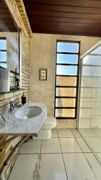 Casa de esquina com 04 dormitórios, pátio amplo e piscina: 14ª foto da galeria de imagens do imóvel
